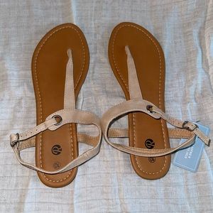 Flat sandals. Size 10